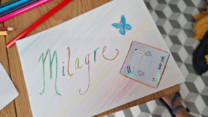 a note with a word "milagre"